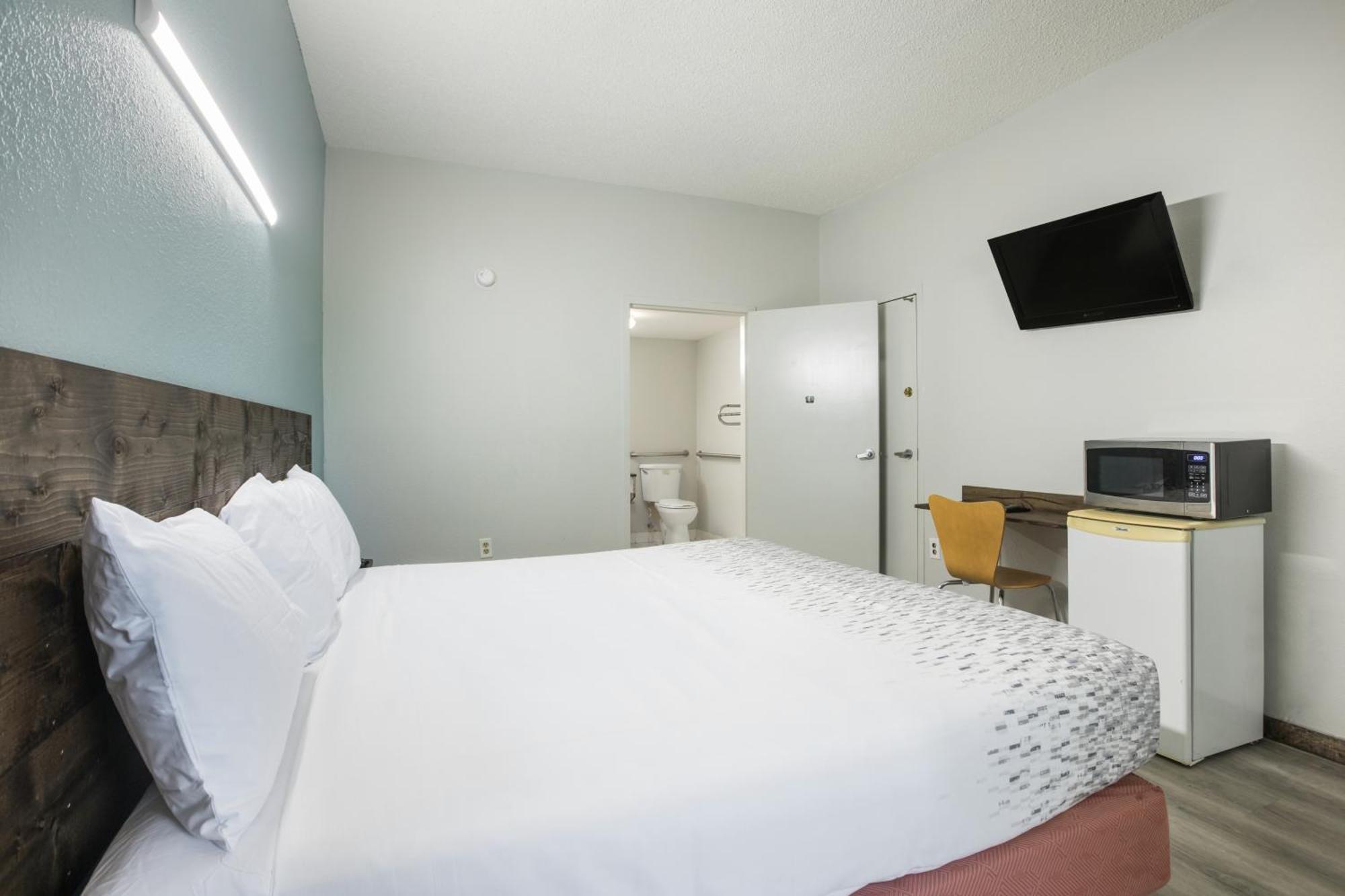 Americas Best Value Inn Stockbridge Room photo